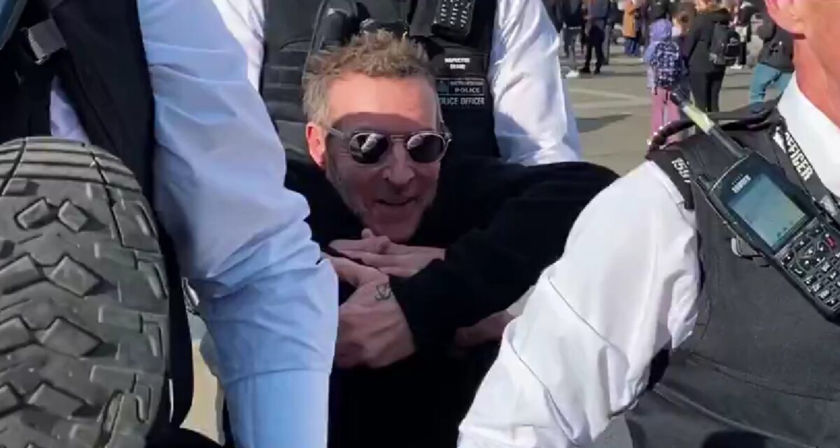 Ο Ρόμπερτ Ντελ Νάγια των Massive Attack, συνελήφθη σε διαδήλωση για την Παλαιστίνη