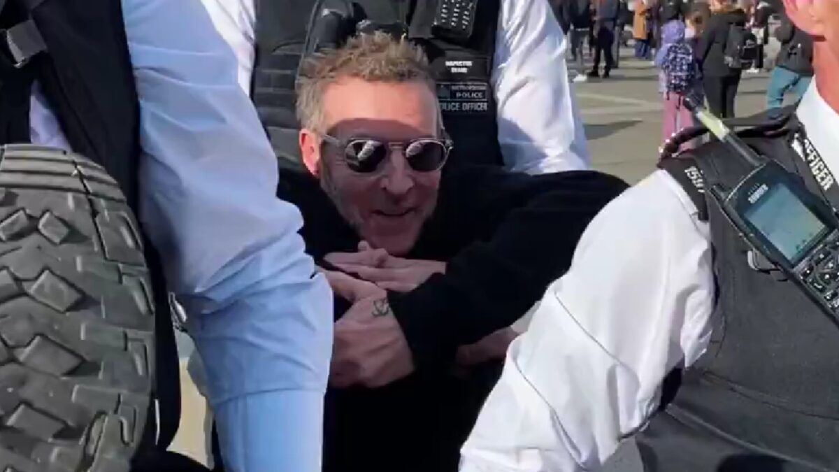 Ο Ρόμπερτ Ντελ Νάγια των Massive Attack, συνελήφθη σε διαδήλωση για την Παλαιστίνη