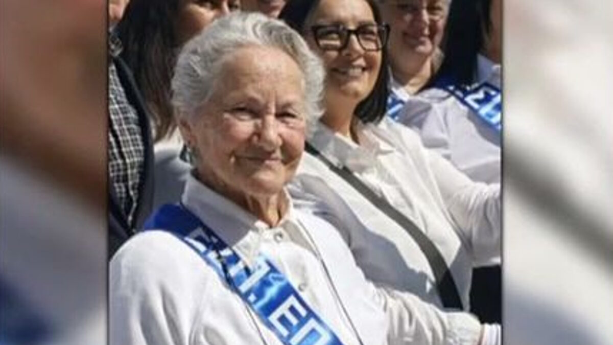 82χρονη μαθήτρια λυκείου με 6 εγγόνια έκανε παρέλαση στη Ρόδο και στοχεύει να πάει και πανεπιστήμιο