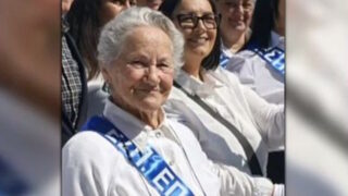 82χρονη μαθήτρια λυκείου με 6 εγγόνια έκανε παρέλαση στη Ρόδο και στοχεύει να πάει και πανεπιστήμιο