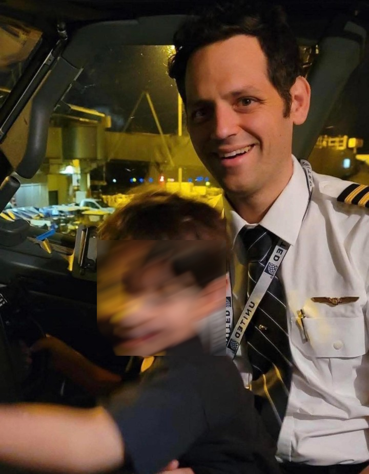 Ο Ροδίτης πιλότος Βασίλης Βασιλαράς με τον γιο του, Γιώργο