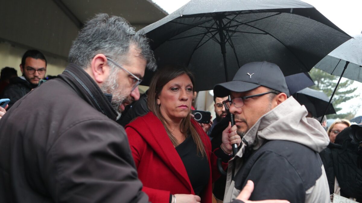 Δίκη για τα Τέμπη: Φωνές και γιουχαΐσματα από τους συγγενείς στην αίθουσα