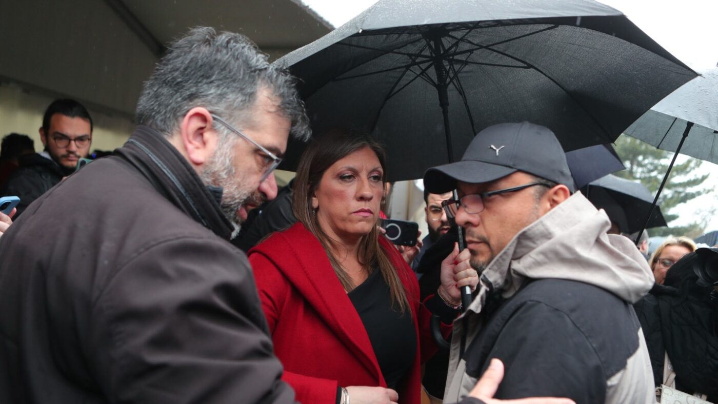 Δίκη για τα Τέμπη: Φωνές και γιουχαΐσματα από τους συγγενείς στην αίθουσα