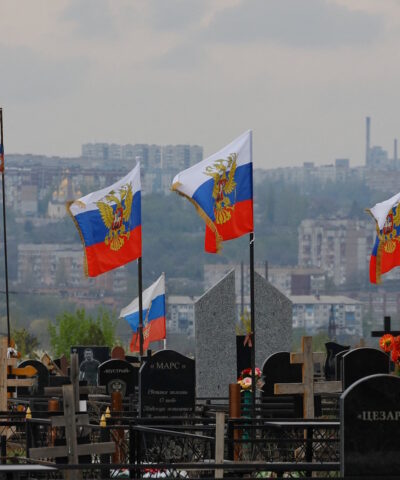 Ρωσικές σημαίες σε τάφους στρατιωτών που σκοτώθηκαν στην Ουκρανία