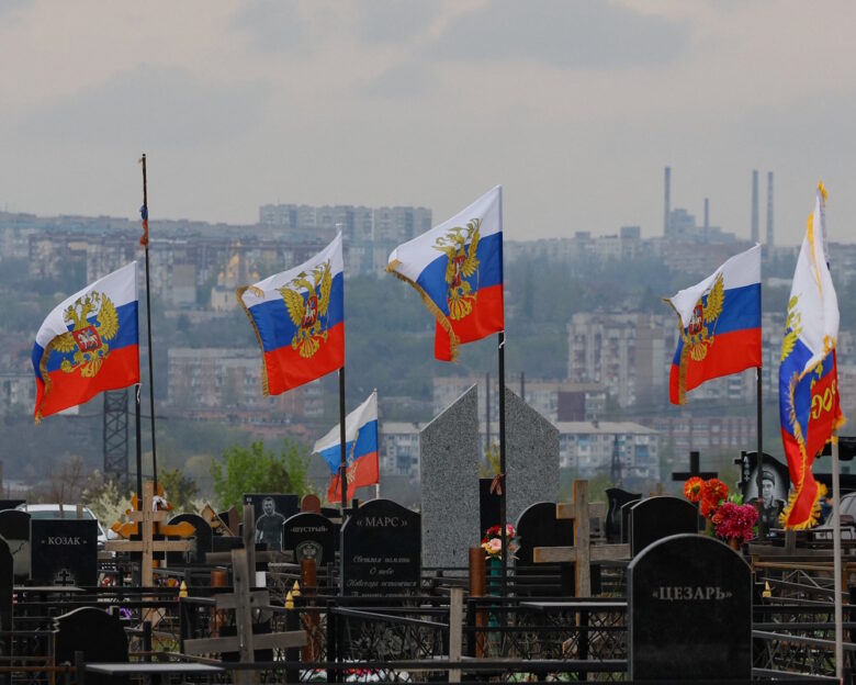 Ρωσικές σημαίες σε τάφους στρατιωτών που σκοτώθηκαν στην Ουκρανία