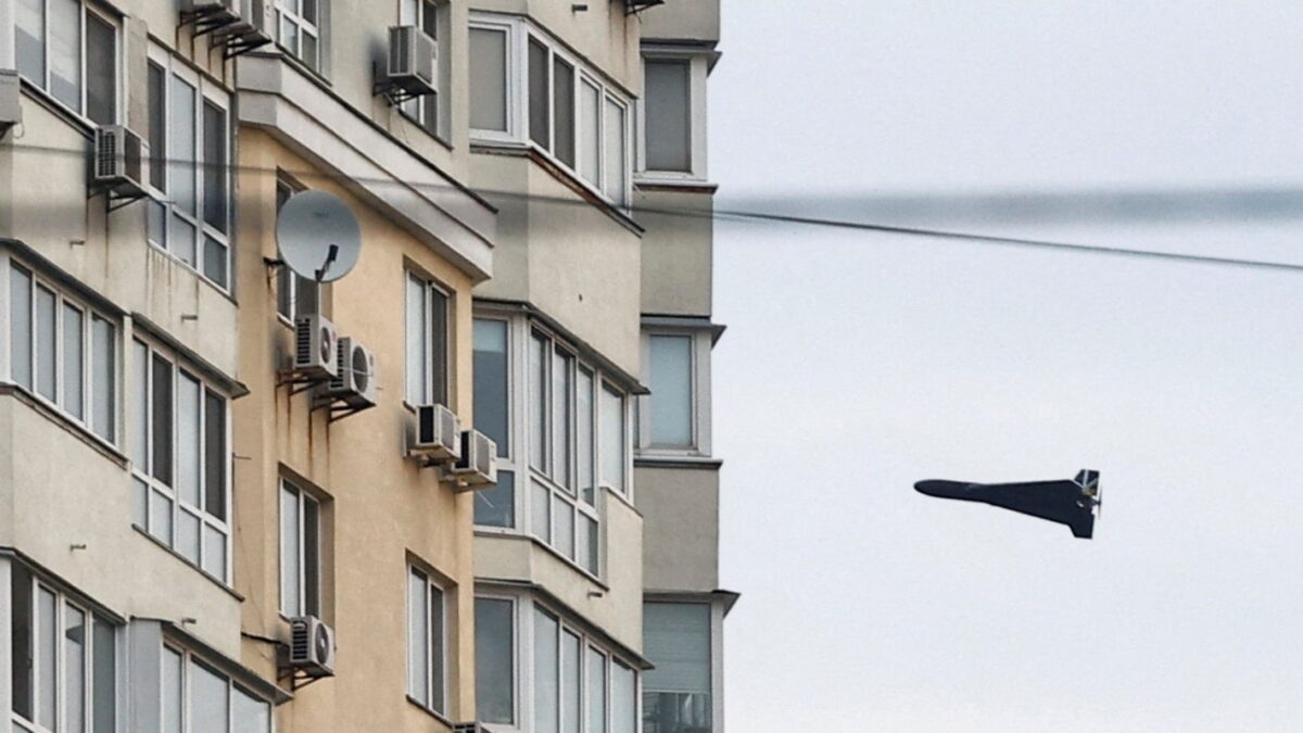 Ένα ρωσικό drone καμικάζι Geran 2 πετάει δίπλα σε ένα κτίριο στην Ουκρανία