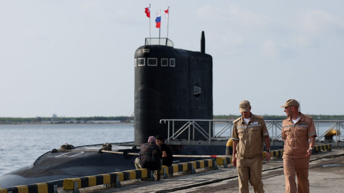 Μέλη του προσωπικού του Ρωσικού Πολεμικού Ναυτικού περπατούν κοντά σε υποβρύχιο