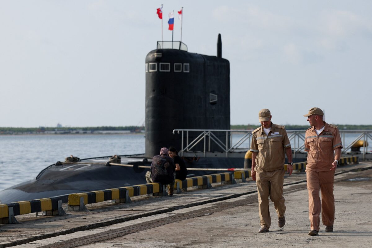 Μέλη του προσωπικού του Ρωσικού Πολεμικού Ναυτικού περπατούν κοντά σε υποβρύχιο