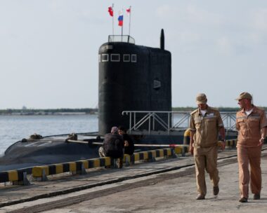 Μέλη του προσωπικού του Ρωσικού Πολεμικού Ναυτικού περπατούν κοντά σε υποβρύχιο