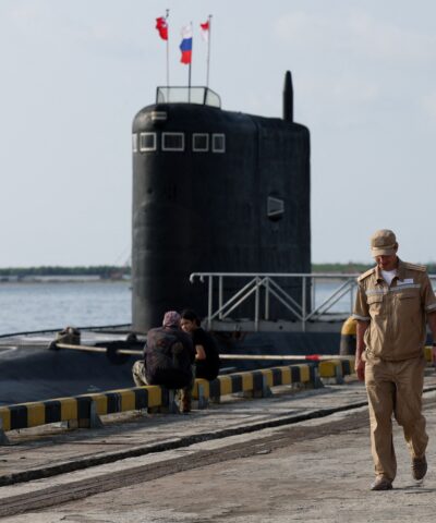 Μέλη του προσωπικού του Ρωσικού Πολεμικού Ναυτικού περπατούν κοντά σε υποβρύχιο