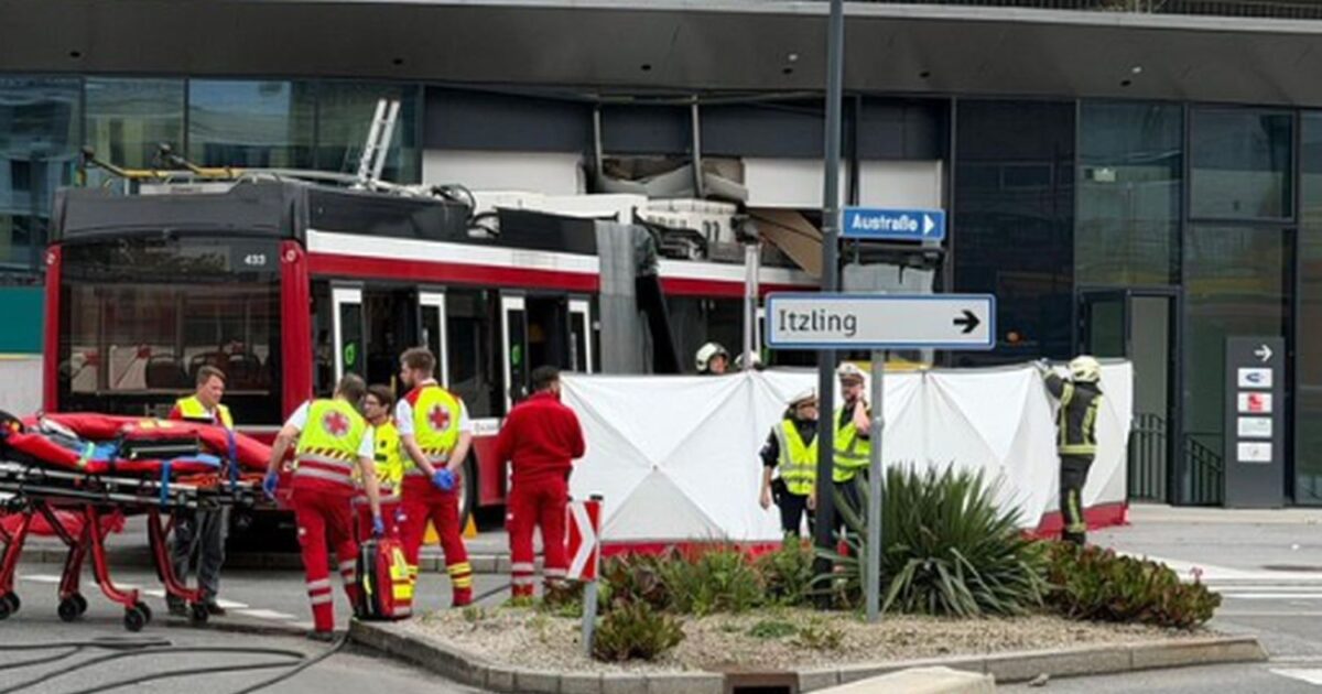 Τραγωδία στο Σάλτσμπουργκ της Αυστρίας: Τρόλεϊ μπούκαρε σε σούπερ μάρκετ, ένας νεκρός και επτά τραυματίες