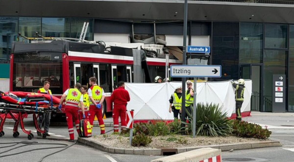 Τραγωδία στο Σάλτσμπουργκ της Αυστρίας: Τρόλεϊ μπούκαρε σε σούπερ μάρκετ, ένας νεκρός και επτά τραυματίες
