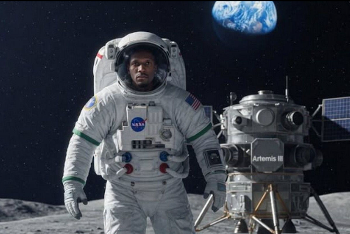 Ο Χέιζ-Ντέιβις ντύθηκε αστροναύτης και απάντησε σε όσους κριτικάρουν τα ταξίδια του