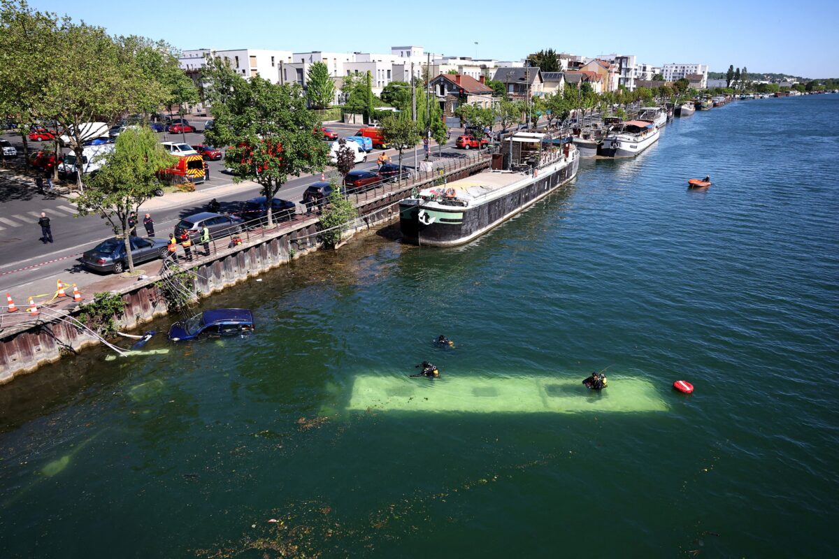 Απίστευτες εικόνες στον Σηκουάνα: Λεωφορείο έπεσε στο ποτάμι - Καλά στην υγεία τους οι 4 επιβαίνοντες