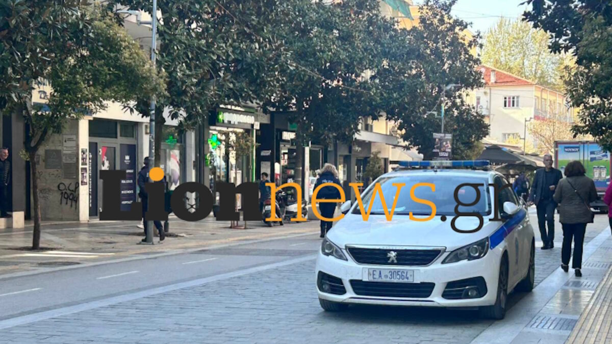 Περιπολικό έξω από το γραφείο της Φωτεινής Αραμπατζή