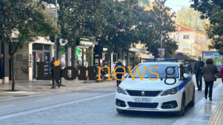 Περιπολικό έξω από το γραφείο της Φωτεινής Αραμπατζή