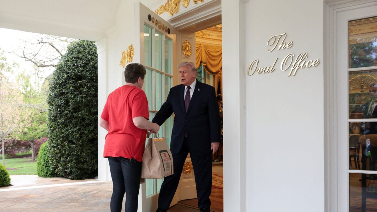 Ο Ντόναλντ Τραμπ παρήγγειλε fast food στον Λευκό Οίκο και άφησε 100 δολάρια φιλοδώρημα