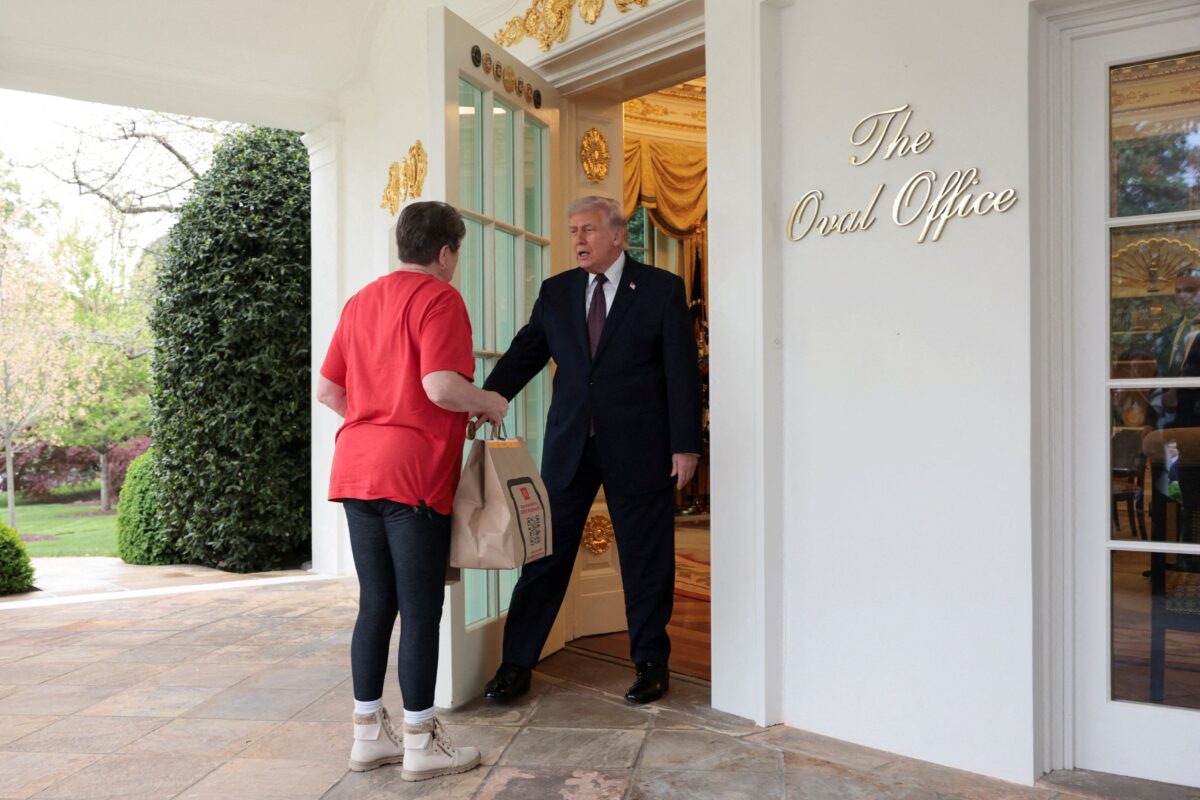 Ο Ντόναλντ Τραμπ παρήγγειλε fast food στον Λευκό Οίκο και άφησε 100 δολάρια φιλοδώρημα