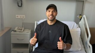 Ο Κώστας Σλούκας ανέβασε φωτογραφία μετά το χειρουργείο: «Θα γυρίσω σύντομα»