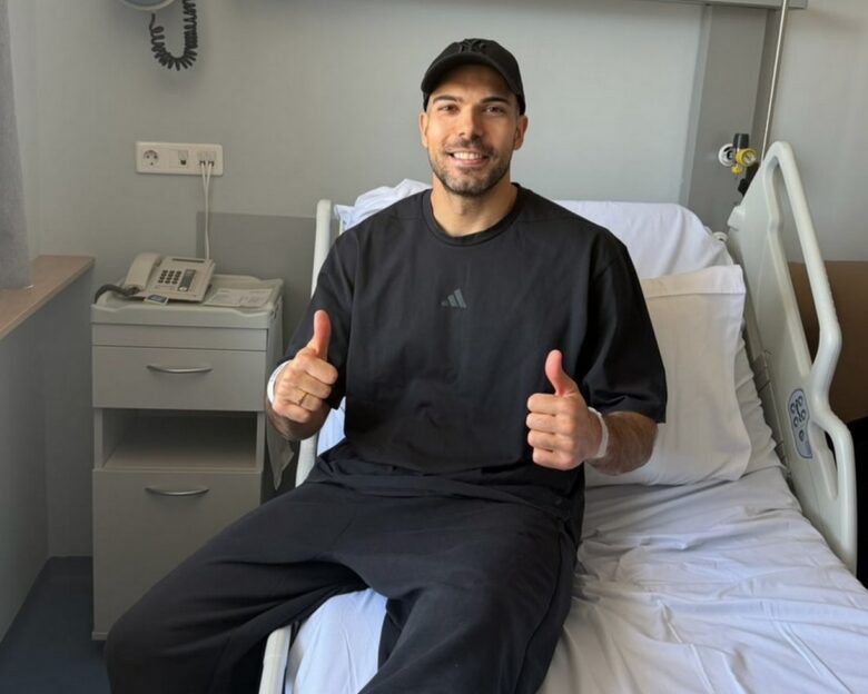 Ο Κώστας Σλούκας ανέβασε φωτογραφία μετά το χειρουργείο: «Θα γυρίσω σύντομα»