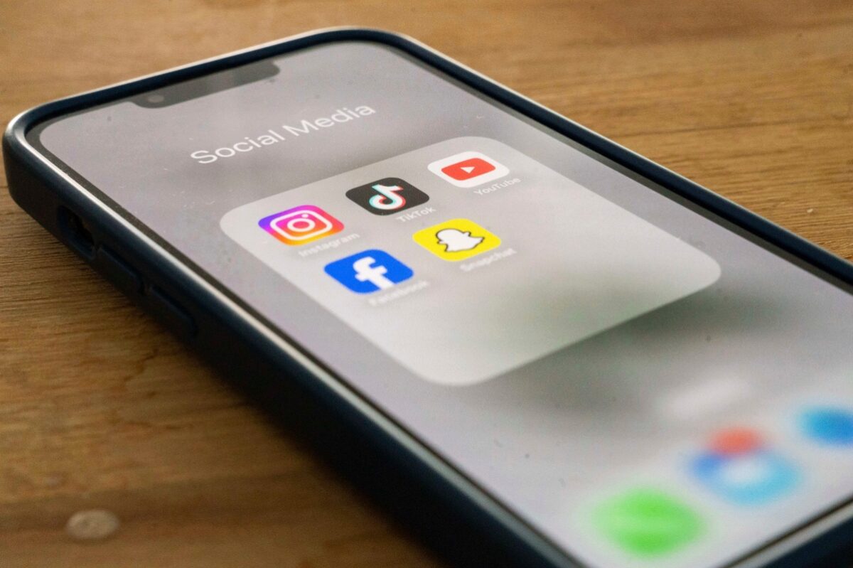 Social Media: «Ντόμινο» οι χώρες που απαγορεύουν τη χρήση σε ανήλικους - Από την Αυστραλία έως την Ελλάδα όλα τα μέτρα που λαμβάνουν