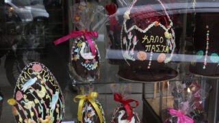 Ζαχαροπλαστειο στα Πατησια κατασκευαζει εξ ολοκληρου Πασχαλινα δωρα μ,ε αυθεντικη σοκολατα // (ΧΡΗΣΤΟΣ ΜΠΟΝΗΣ//EUROKINISSI