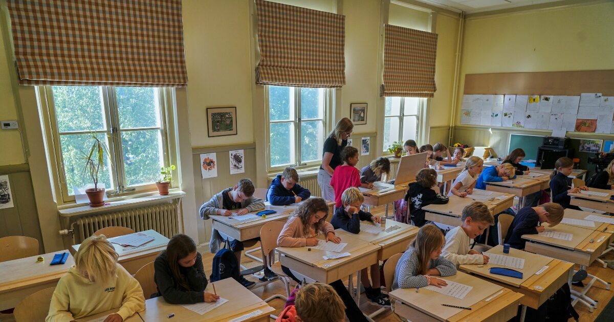 Σουηδία: Επιστρέφουν τα βιβλία, το χαρτί και το μολύβι στα σχολεία – «Προσπαθούμε να μειώσουμε όσο γίνεται τις οθόνες»