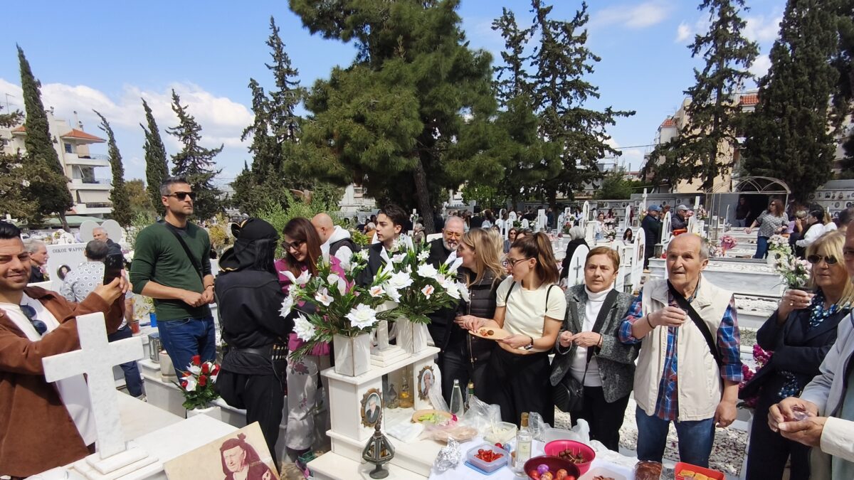 Ταφικό έθιμο των Ποντίων με γλέντι πλάι στους νεκρούς στο Κοιμητήριο των Σουρμένων
