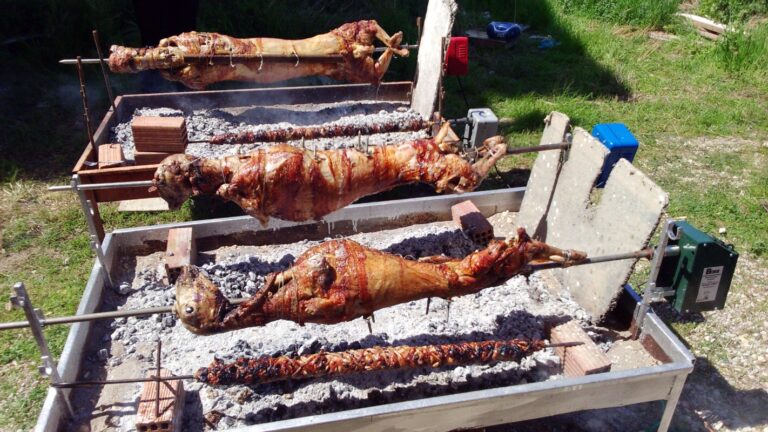 Αρνιά στη σούβλα