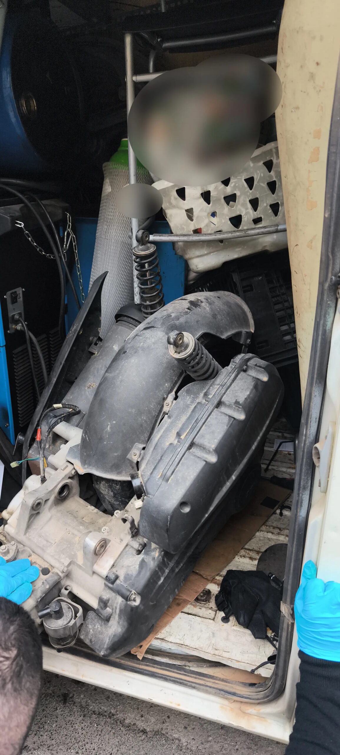 Έκλεβαν μηχανές με βαν, τις έκρυβαν σε αποθήκη στον Πειραιά και τις πουλούσαν για ανταλλακτικά