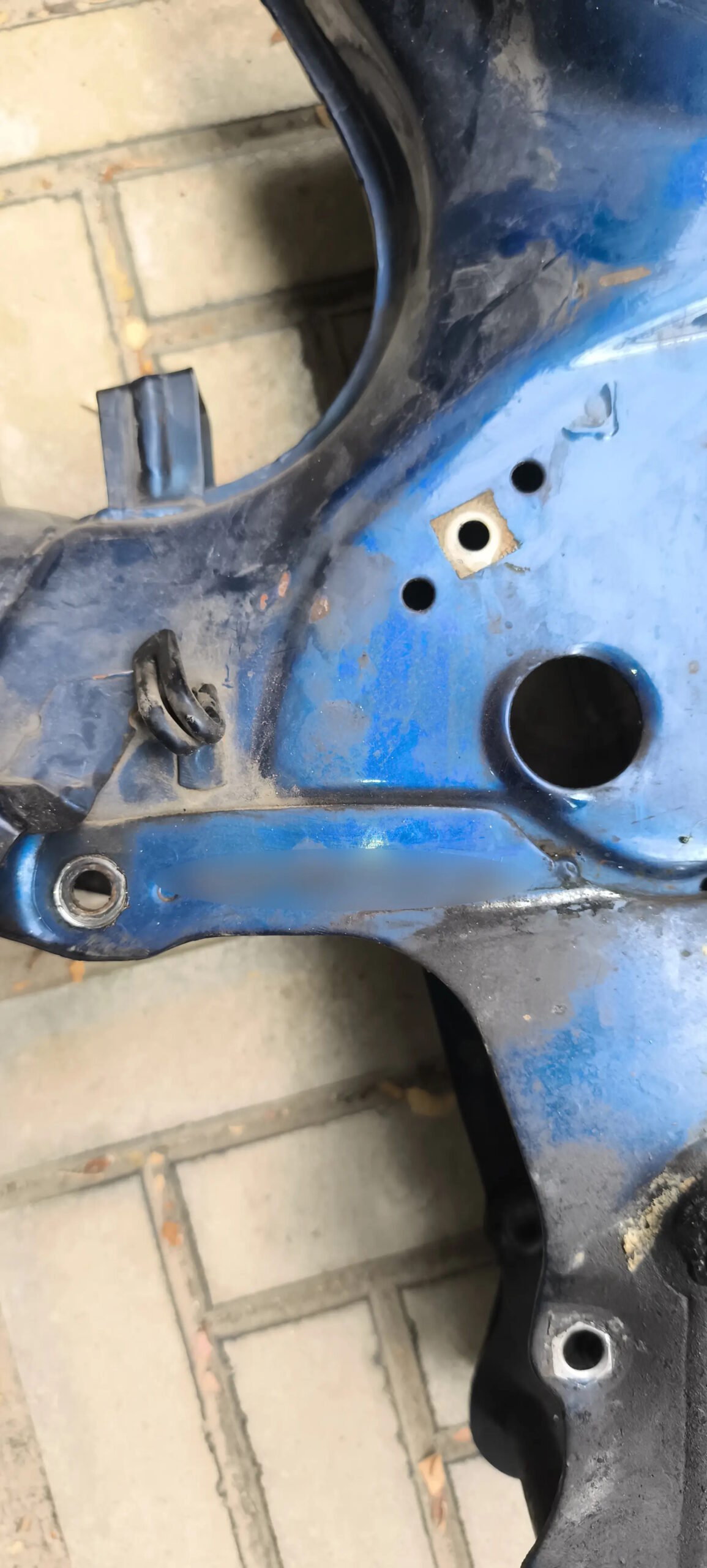 Έκλεβαν μηχανές με βαν, τις έκρυβαν σε αποθήκη στον Πειραιά και τις πουλούσαν για ανταλλακτικά