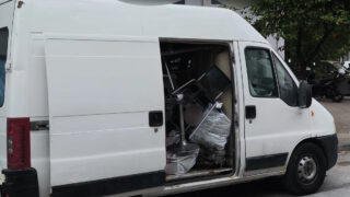 Έκλεβαν μηχανές με βαν, τις έκρυβαν σε αποθήκη στον Πειραιά και τις πουλούσαν για ανταλλακτικά