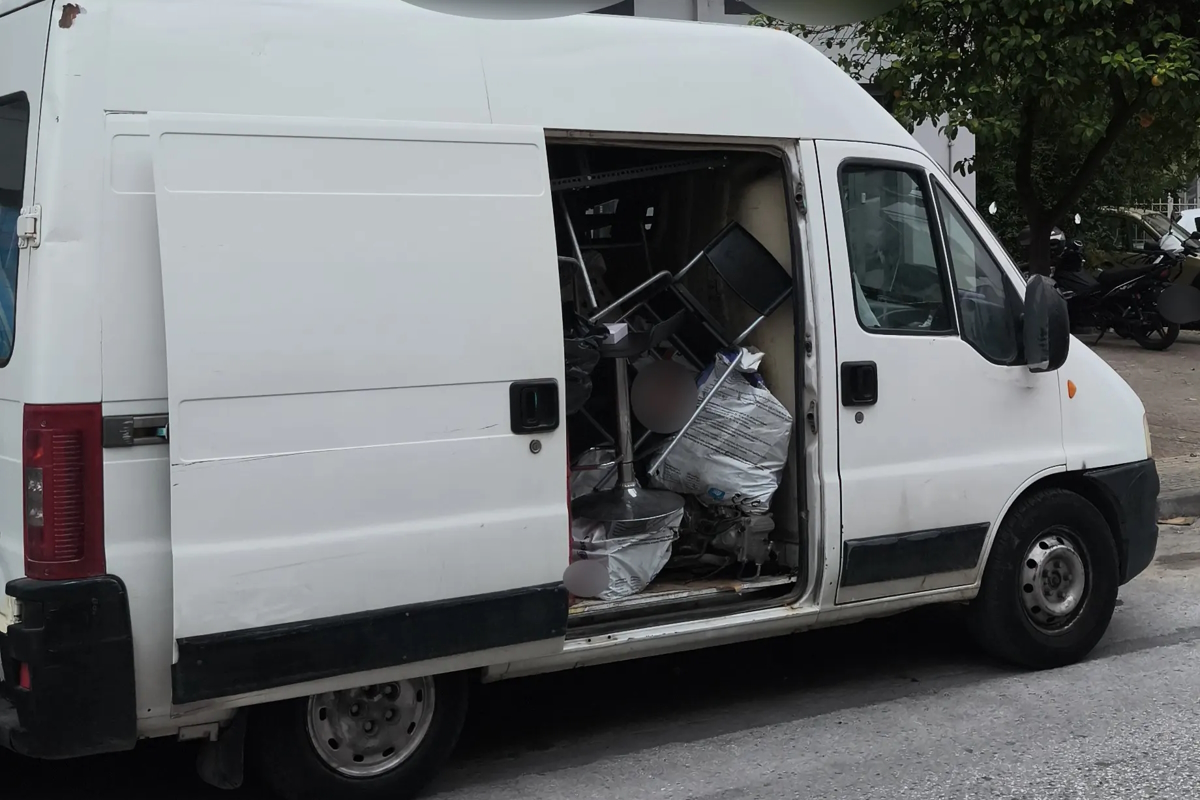 Φόρτωναν κλεμμένες μηχανές σε βαν, τις έκρυβαν σε αποθήκη στον Πειραιά και τις πουλούσαν για ανταλλακτικά