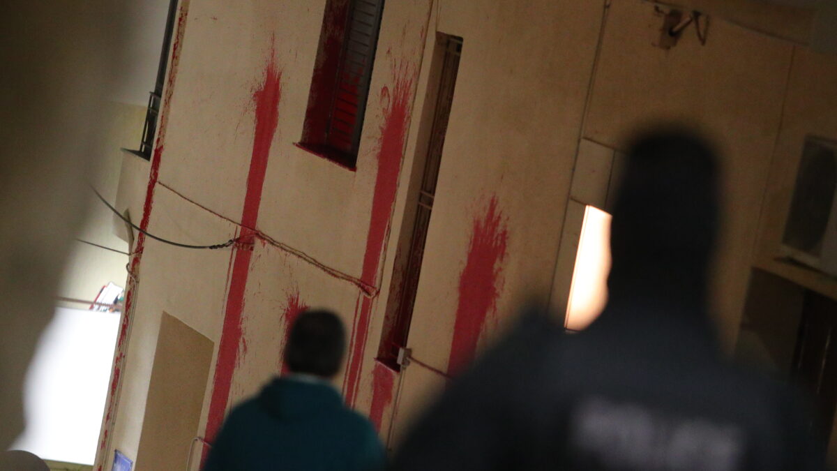 Επίθεση από αγνώστους στο σπίτι του Ισίδωρου Ντογιάκου στον Βύρωνα, πέταξαν μπογιές στους τοίχους, τρικάκια, έγραψαν συνθήματα και προκάλεσαν ζημιές σε αυτοκίνητα