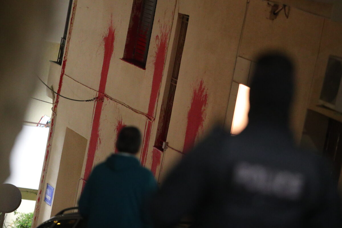 Επίθεση από αγνώστους στο σπίτι του Ισίδωρου Ντογιάκου στον Βύρωνα, πέταξαν μπογιές στους τοίχους, τρικάκια, έγραψαν συνθήματα και προκάλεσαν ζημιές σε αυτοκίνητα