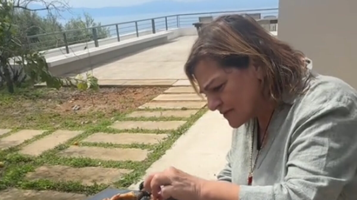 Η Βίκυ Σταυροπούλου στο βίντεο που δημοσιοποίησε