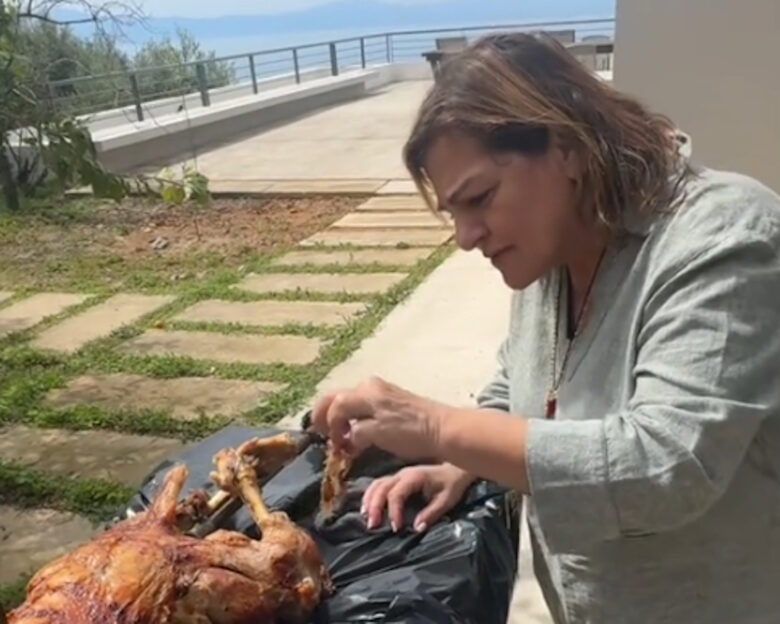 Η Βίκυ Σταυροπούλου στο βίντεο που δημοσιοποίησε