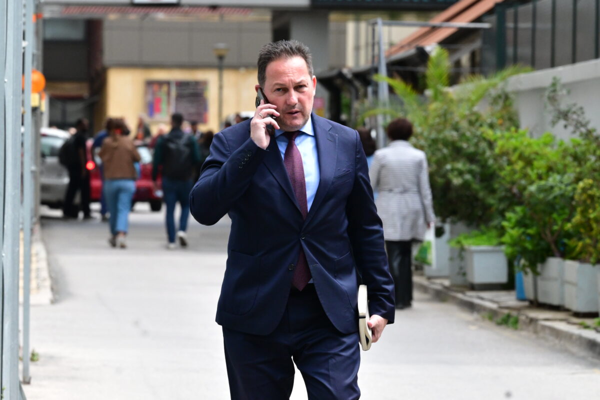 Γιώργος Μυλωνάκης: Συνεργάτες και κυβερνητικά στελέχη στο πλευρό του υφυπουργού στον «Ευαγγελισμό» για 3η μέρα - Σταθερή η κατάστασή του