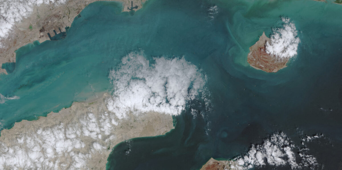 Στενά του Ορμούζ: Το Ιράν απέτρεψε δύο δεξαμενόπλοια, πέρασαν προς τη Μεσόγειο δύο κρουαζιερόπλοια