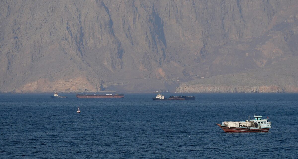 Ινδία: Δύο πλοία με ινδική σημαία δέχτηκαν επίθεση στα Στενά του Ορμούζ, επιβεβαιώνει η κυβέρνηση