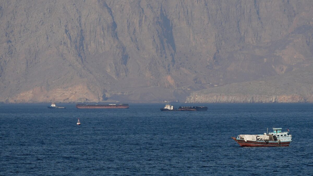 Τάνκερ και πλοία στα Στενά του Ορμούζ