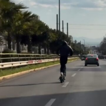 Συγγρού: Οδηγούσε ηλεκτρικό πατίνι στην αριστερή λωρίδα, δείτε βίντεο