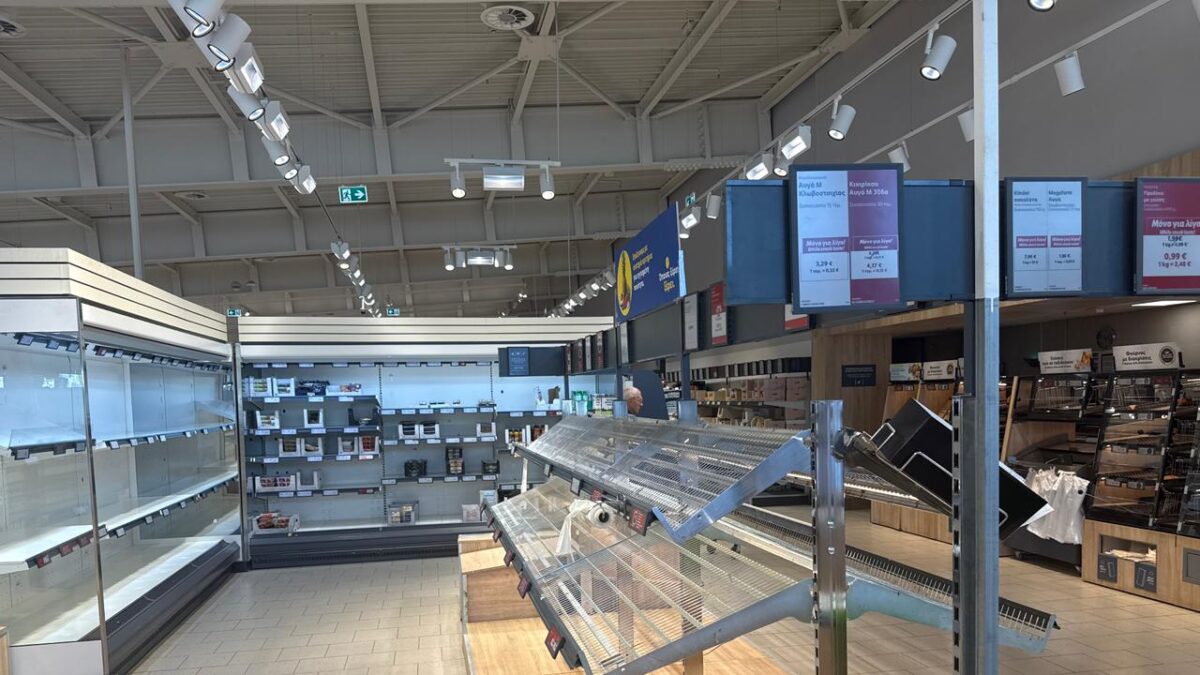 Άδεια ράφια στα σούπερ μάρκετ