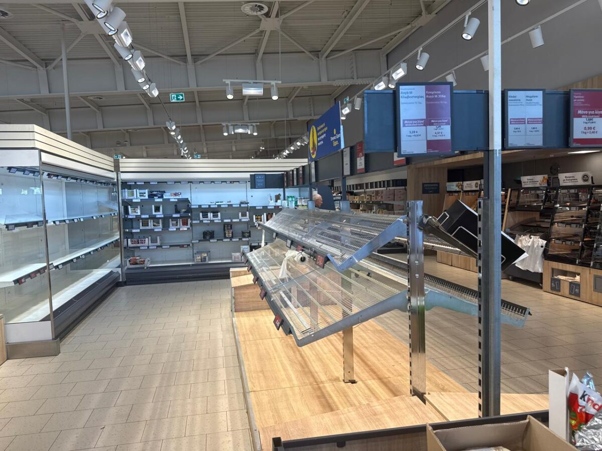 Άδεια ράφια στα σούπερ μάρκετ