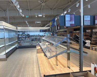 Άδεια ράφια στα σούπερ μάρκετ