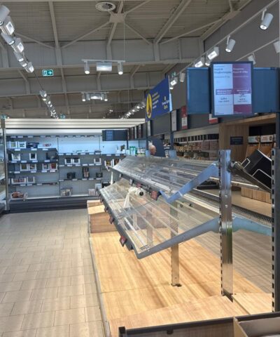 Άδεια ράφια στα σούπερ μάρκετ