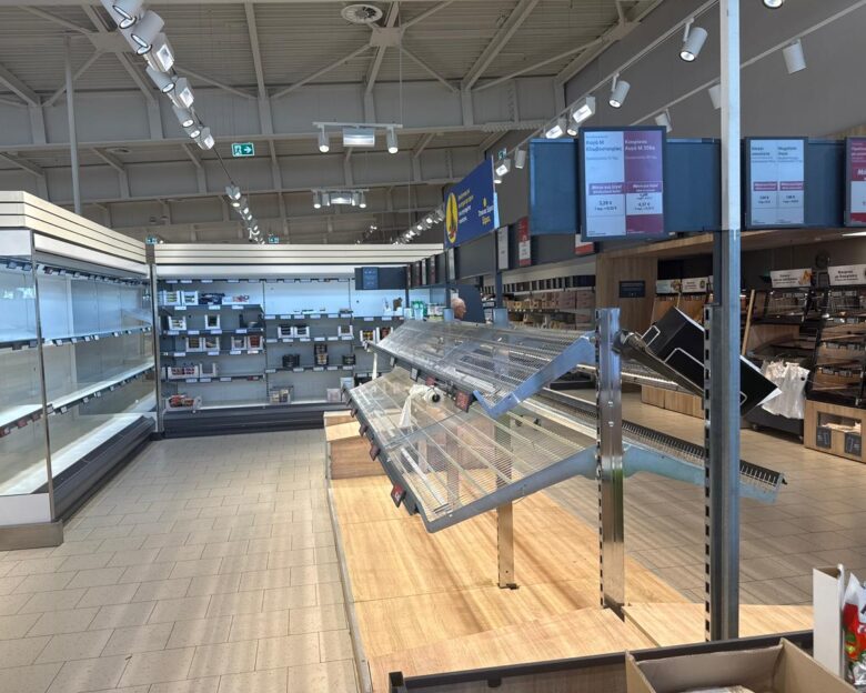 Άδεια ράφια στα σούπερ μάρκετ