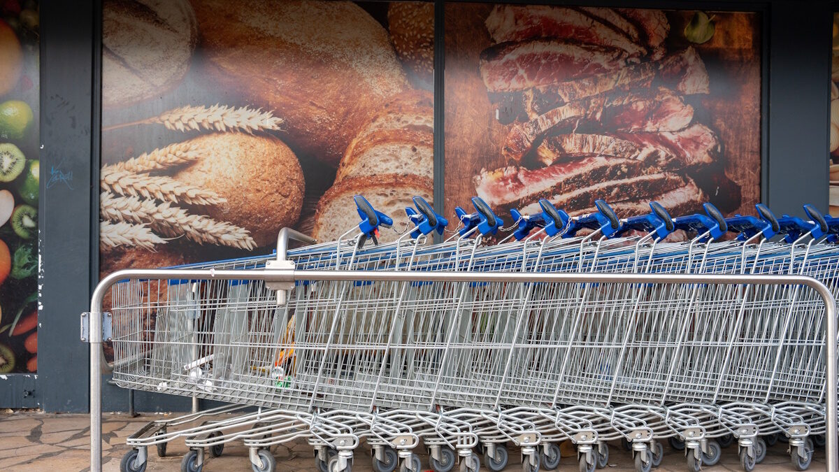Aldi supermarket trolley outdoors in Burgundy at Chalon sur Saone, France on April 3, 2026. Chariot de supermarche Aldi en exterieur en Bourgogne a Chalon sur Saone, France le 3 avril 2026.
