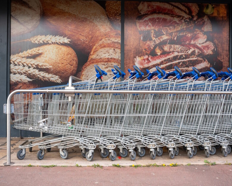 Aldi supermarket trolley outdoors in Burgundy at Chalon sur Saone, France on April 3, 2026. Chariot de supermarche Aldi en exterieur en Bourgogne a Chalon sur Saone, France le 3 avril 2026.