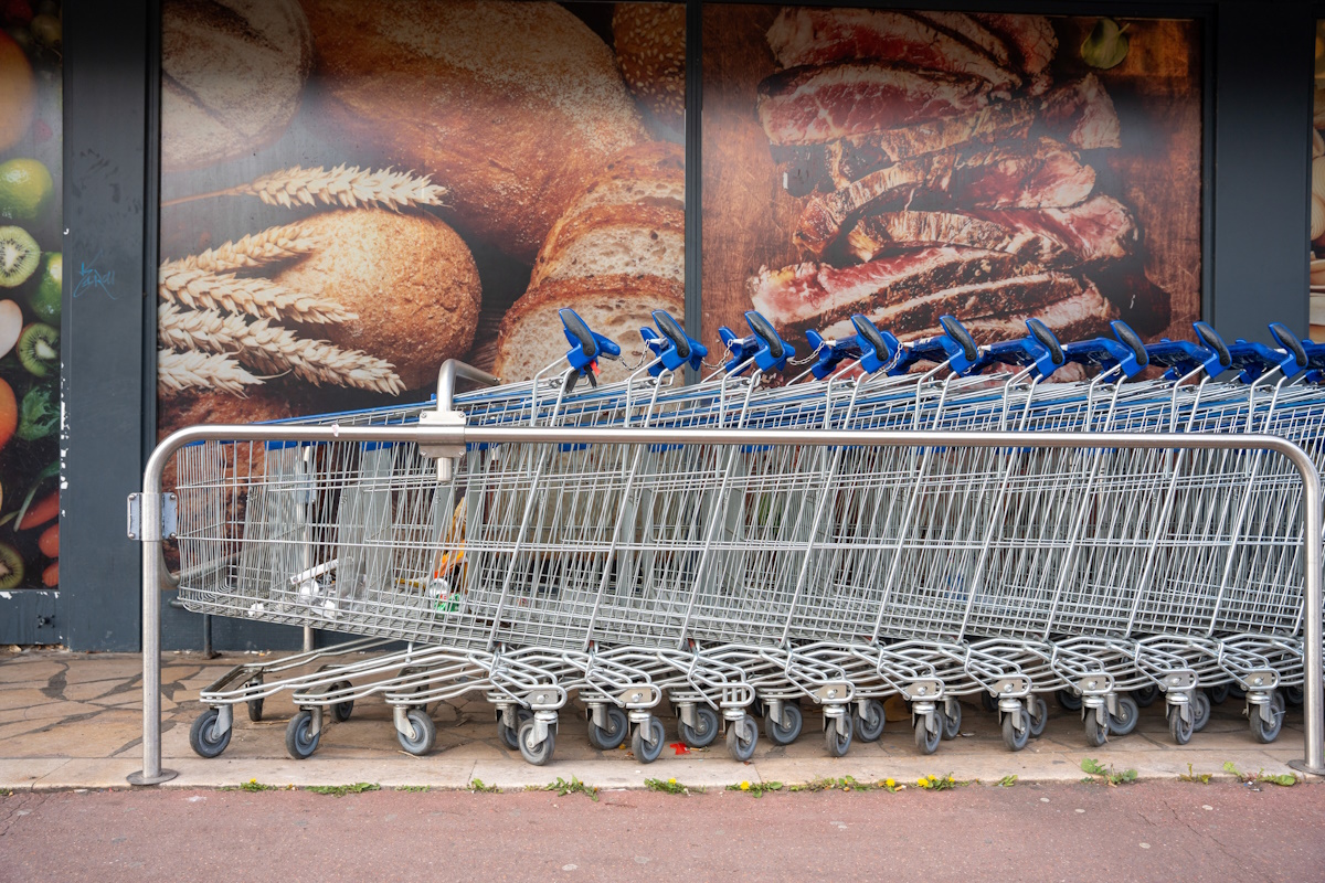 Aldi supermarket trolley outdoors in Burgundy at Chalon sur Saone, France on April 3, 2026. Chariot de supermarche Aldi en exterieur en Bourgogne a Chalon sur Saone, France le 3 avril 2026.